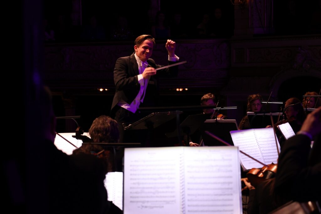 Novogodišnji koncert: Valentin Egel i Riječki simfonijski orkestar; foto Dražen Šokčević