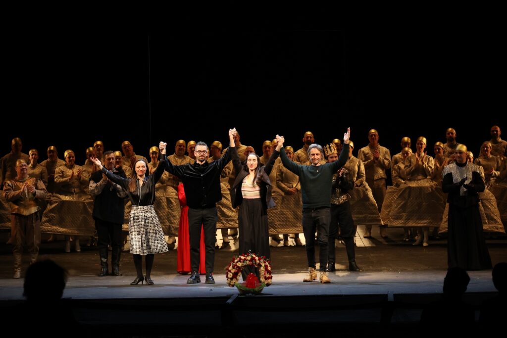 U prvome planu: Silvia Giuffre, Federico Gagliardi, Margherita Platé, Carmine Maringola