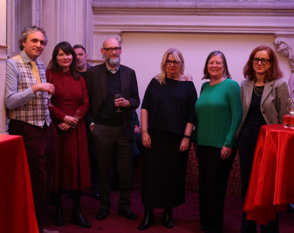 Premijera "Mirandoline": u prvome planu Giacomo Pedini, Antonija Primorac, Aidan O'Malley, Dubravka Vrgoč, Wendy Dorman-Smith, Claudia Marcolin