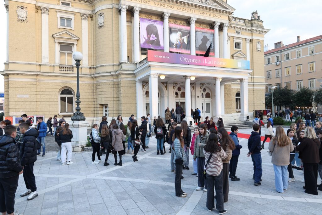 Prima/Premijera: "Nonna ha perso il filo" / "Baka je izgubila konac"