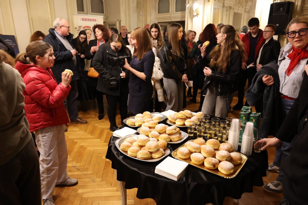 Prima/Premijera: "Nonna ha perso il filo" / "Baka je izgubila konac"
