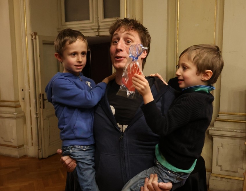 Prima/Premijera: "Nonna ha perso il filo" / "Baka je izgubila konac": Giulio Settimo con i figli / Giulio Settimo sa sinovima