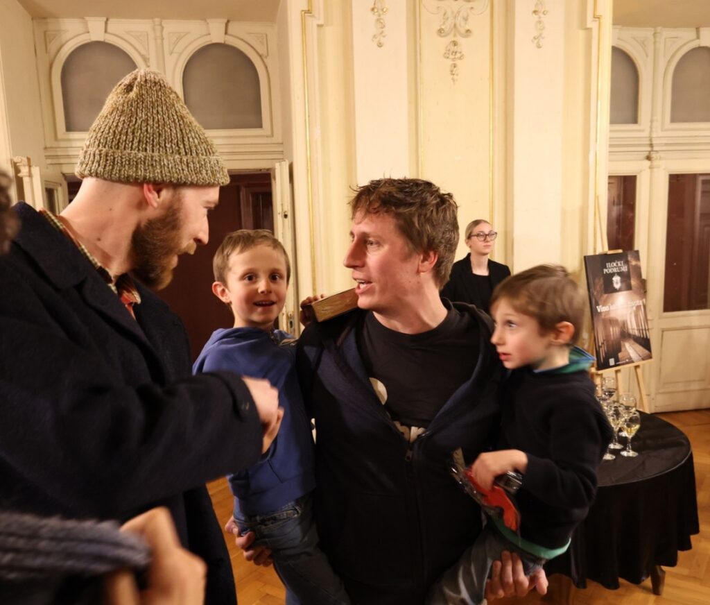 Prima/Premijera: "Nonna ha perso il filo" / "Baka je izgubila konac": Edi Ćelić e/i Giulio Settimo con i figli / Giulio Settimo sa sinovima