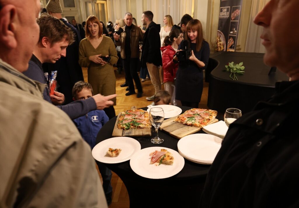 Prima/Premijera: "Nonna ha perso il filo" / "Baka je izgubila konac"
