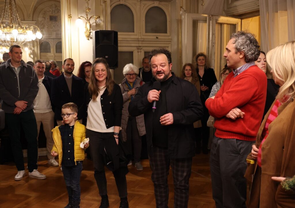 Prima/Premijera: "Nonna ha perso il filo" / "Baka je izgubila konac": Iva Bezinović Haydon con il figlio / Iva Bezinović Haydon sa sinom, Massimiliano Cividati, Giacomo Pedini, Dubravka Vrgoč