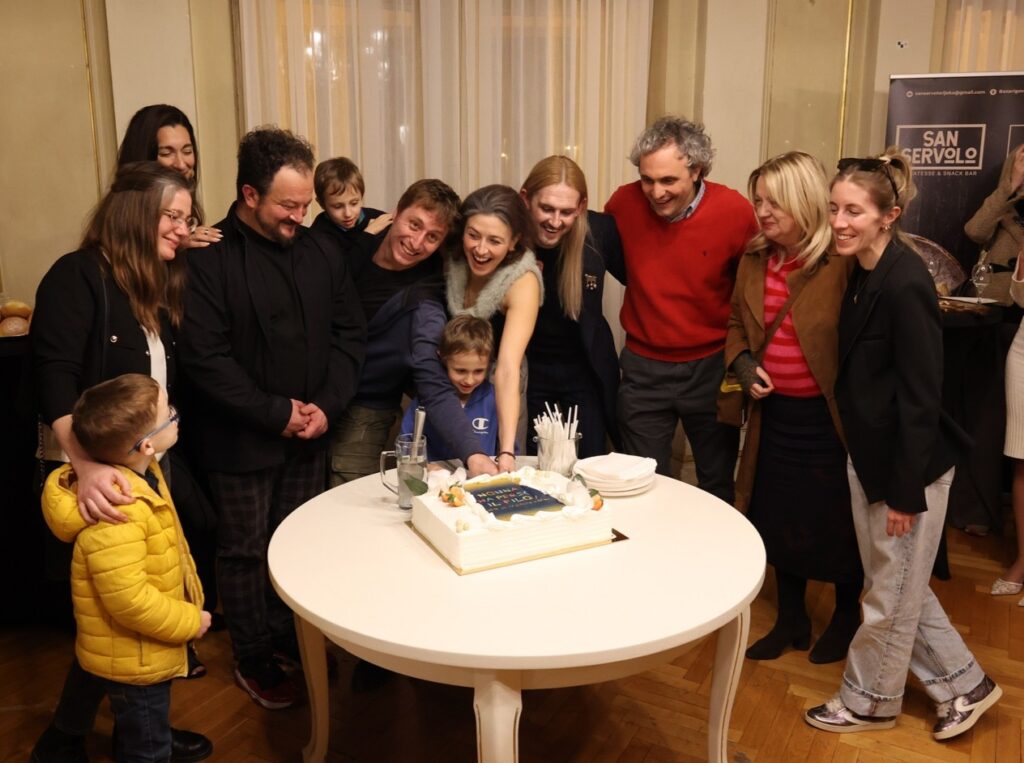 Prima/Premijera: "Nonna ha perso il filo" / "Baka je izgubila konac"