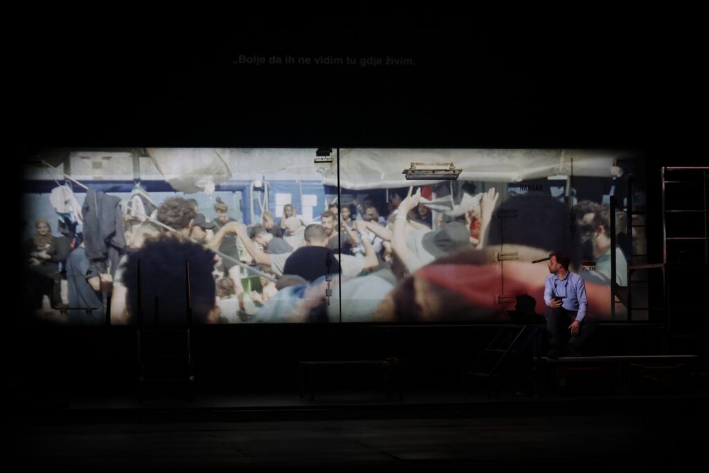 Izvedba predstave “A Place of Safety”: Nicola Borghesi