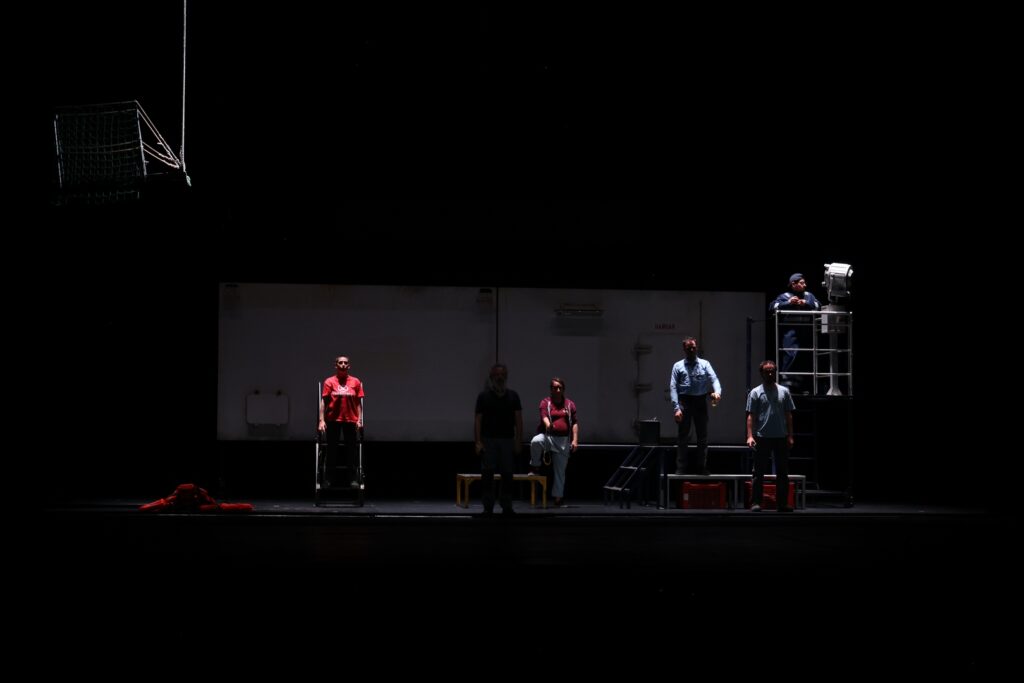 Izvedba predstave “A Place of Safety”: Floriana Pati, Flavio Catalano, Alice Conti, Nicola Borghesi, Miguel Duarte, José Ricardo Peña