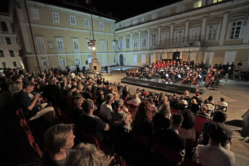 „Opera u plamenu“